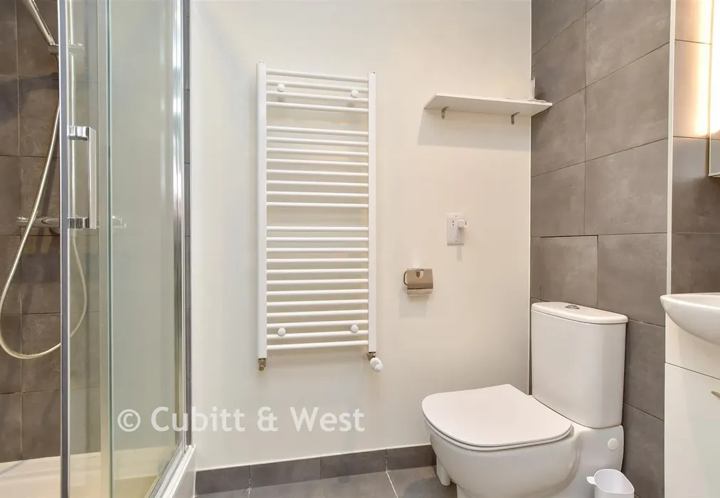 En-Suite Shower Room - Ladybower Road, Worthing, West Sussex - Wards of Kent