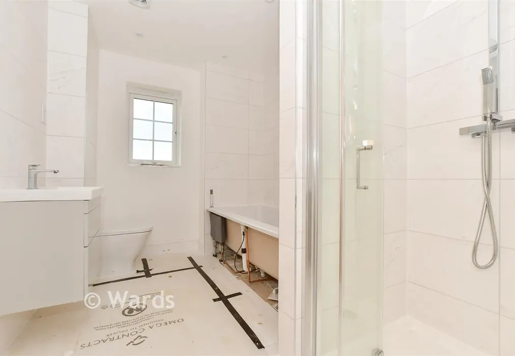 Bathroom - Mongeham Road, Ripple Way, Deal, Kent - Wards of Kent