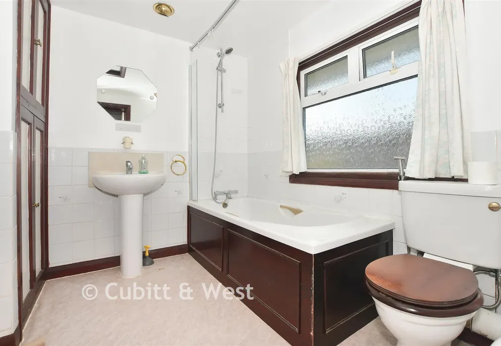 Bathroom - Rushlake Road, Brighton, East Sussex - Wards of Kent