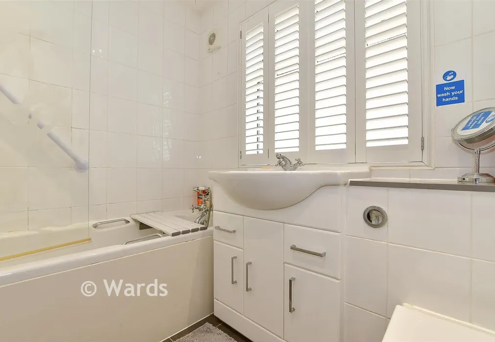 Bathroom - Queens Road, Littlestone, Kent - Wards of Kent