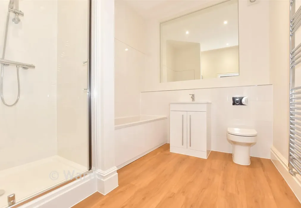 Bathroom - Pleydell Gardens, Folkestone, Kent - Wards of Kent