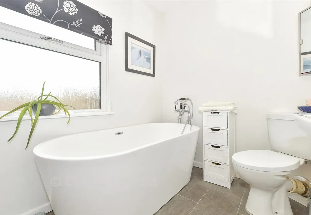 Bathroom - Station Road, Isfield, East Sussex - Wards of Kent