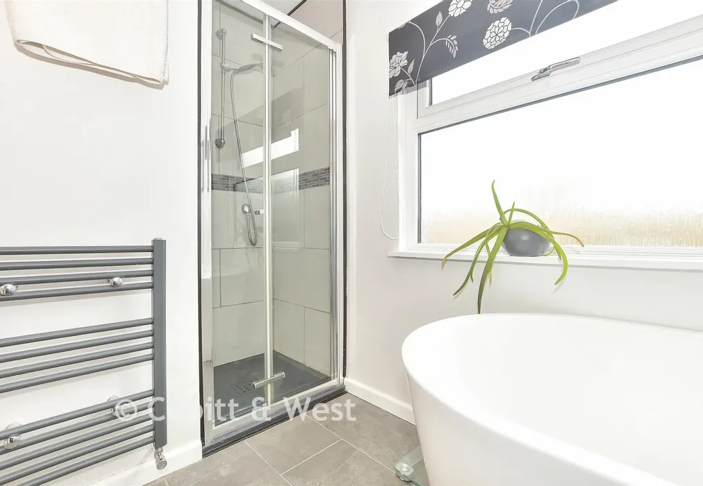 Bathroom - Station Road, Isfield, East Sussex - Wards of Kent