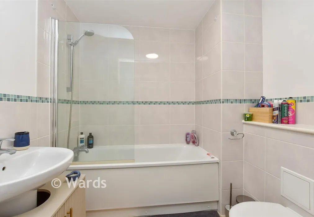 Bathroom - High Street, Rochester, Kent - Wards of Kent