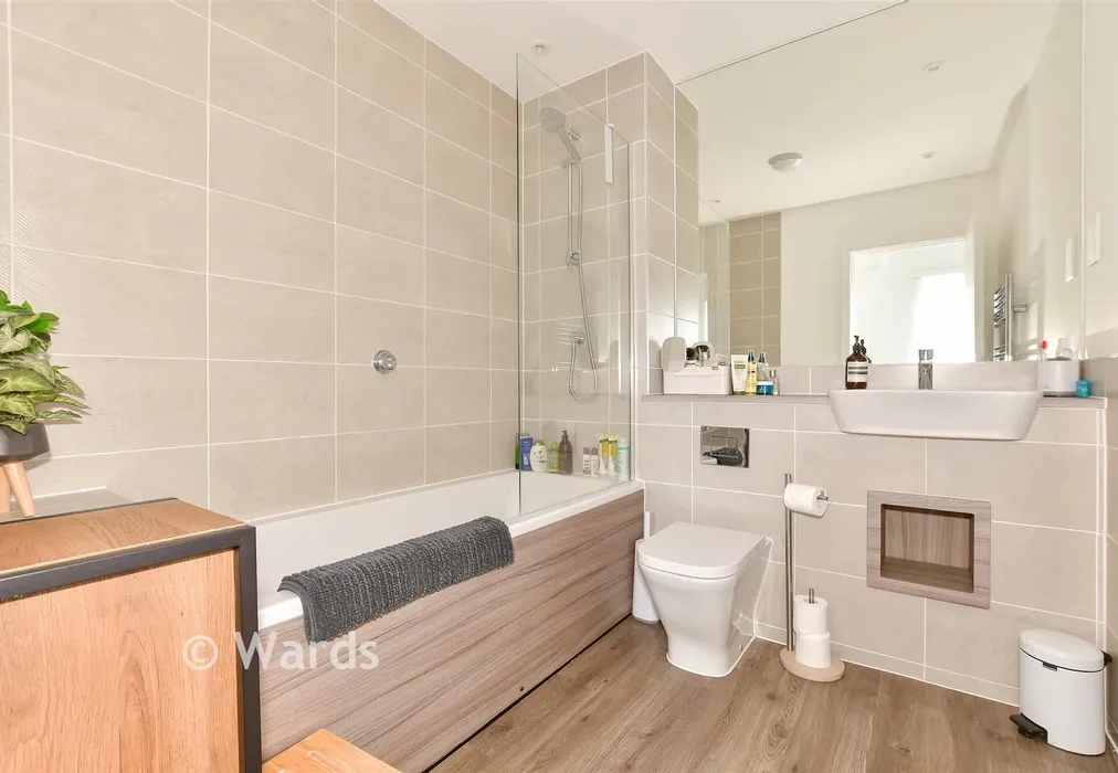 Bathroom - Bethell Road, Faversham, Kent - Wards of Kent