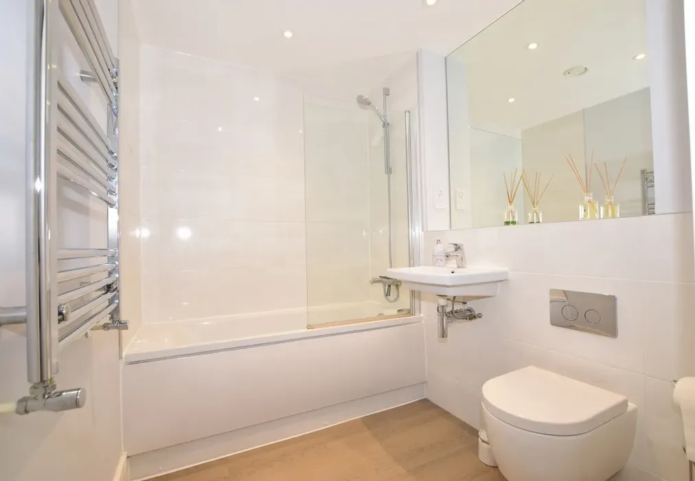 bathroom 1 - Horsham Gates One North Street RH13 - Wards of Kent