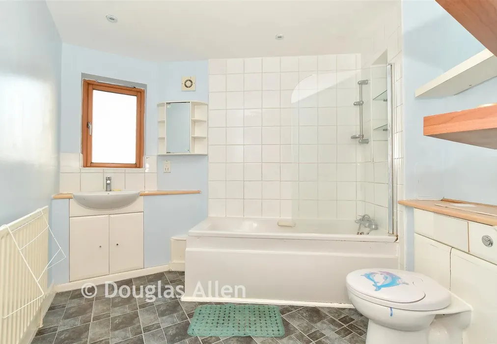 Bathroom - Cooke Street, Barking, Essex - Wards of Kent