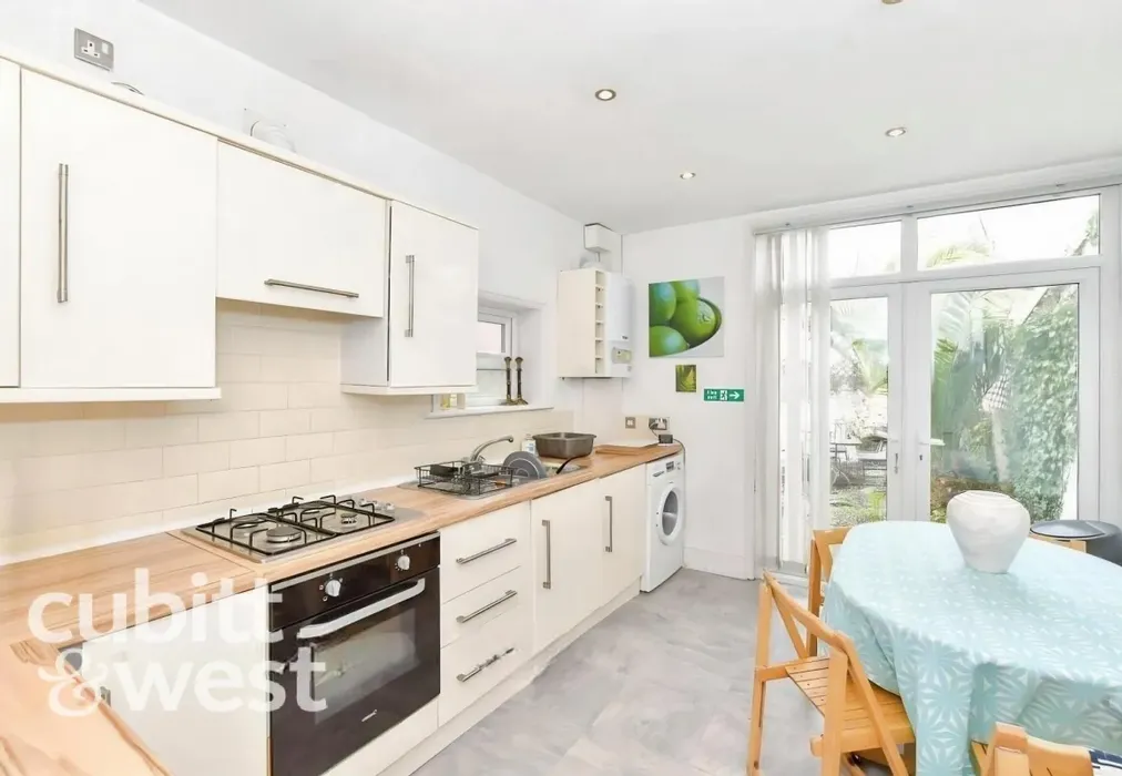  - AVAILABLE WITH NO DEPOSIT Pretoria Road Southsea PO4 - Wards of Kent