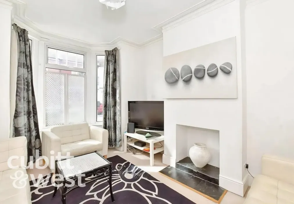  - AVAILABLE WITH NO DEPOSIT Pretoria Road Southsea PO4 - Wards of Kent