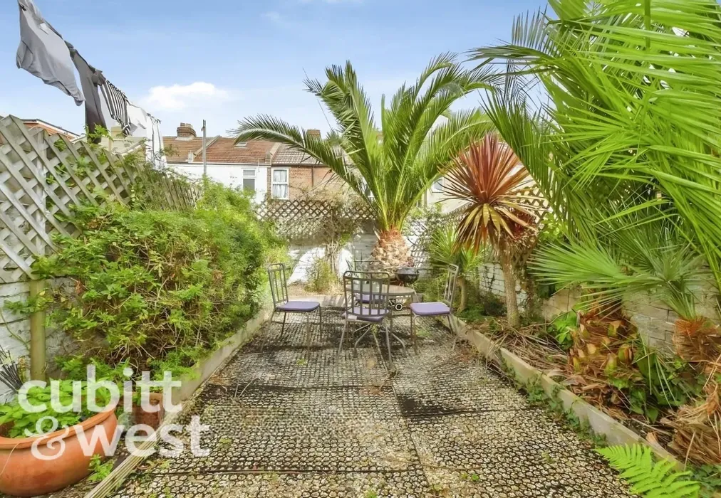  - AVAILABLE WITH NO DEPOSIT Pretoria Road Southsea PO4 - Wards of Kent