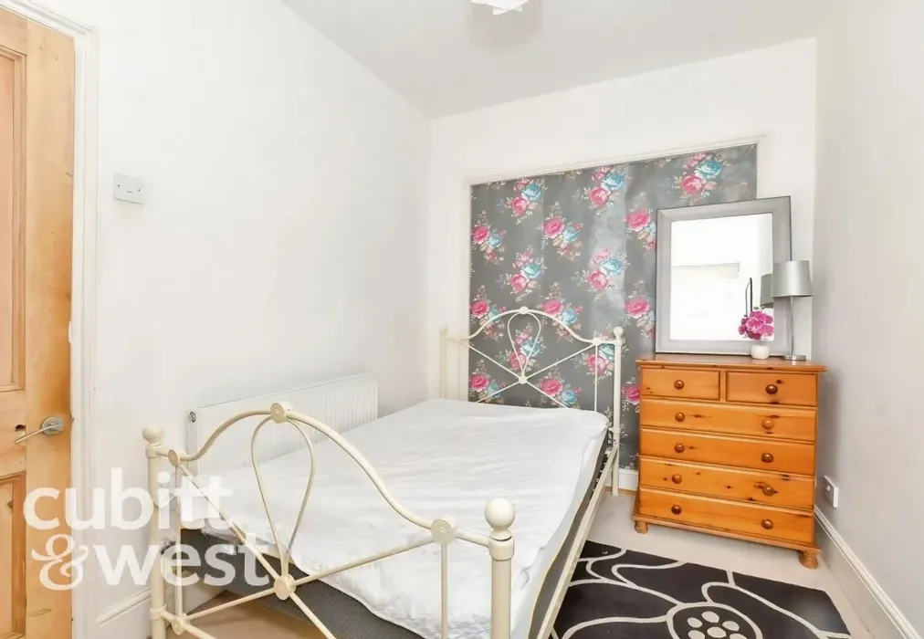  - AVAILABLE WITH NO DEPOSIT Pretoria Road Southsea PO4 - Wards of Kent