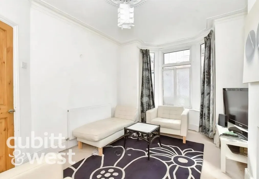  - AVAILABLE WITH NO DEPOSIT Pretoria Road Southsea PO4 - Wards of Kent