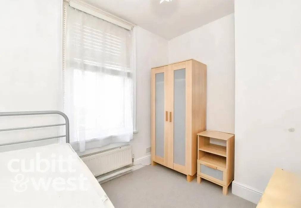  - AVAILABLE WITH NO DEPOSIT Pretoria Road Southsea PO4 - Wards of Kent