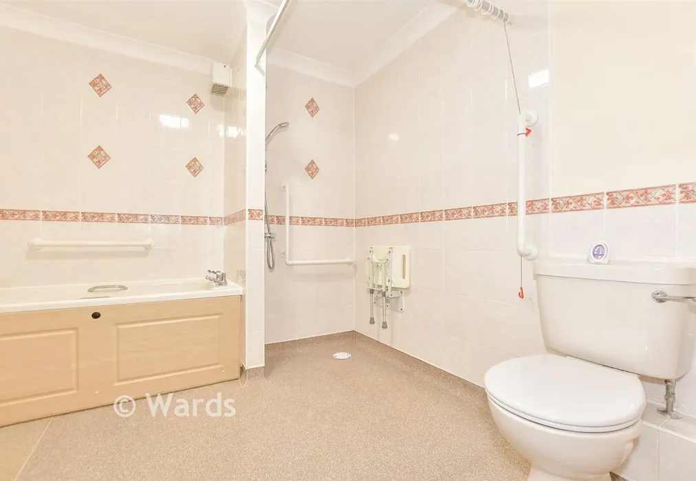 Bathroom - Stanley Road, Cheriton, Folkestone, Kent - Wards of Kent