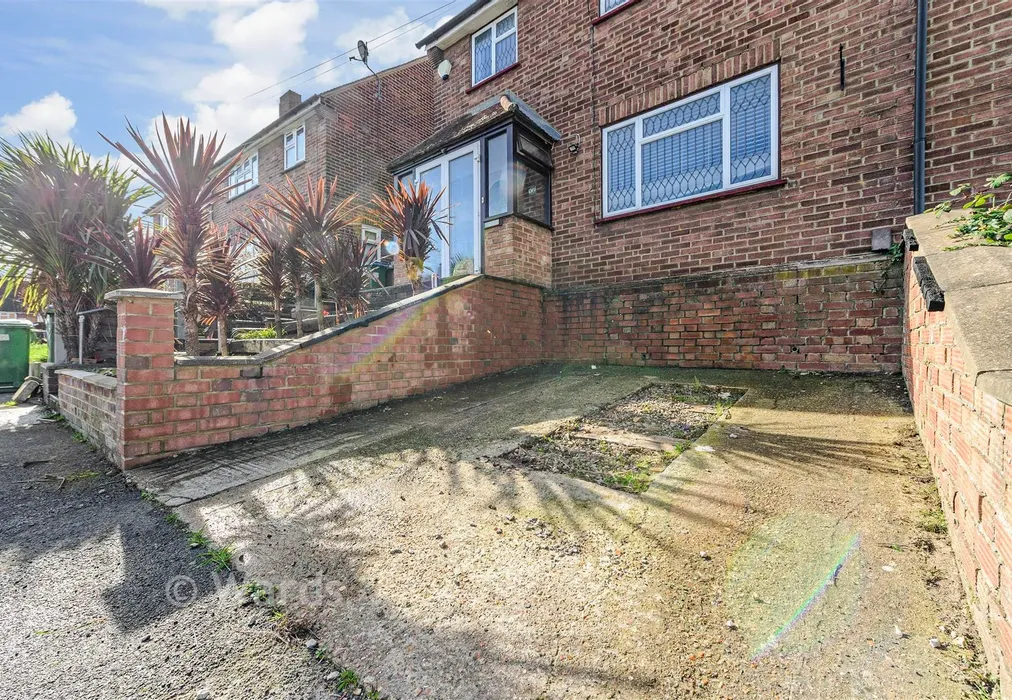 Driveway/Parking - Cotswold Close, Bexleyheath, Kent - Wards of Kent