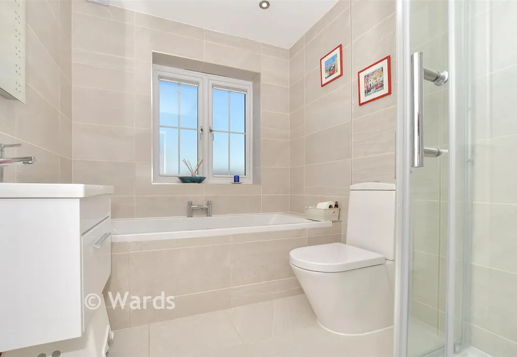 Family Bathroom - Halden Close, High Halden, Ashford, Kent - Wards of Kent