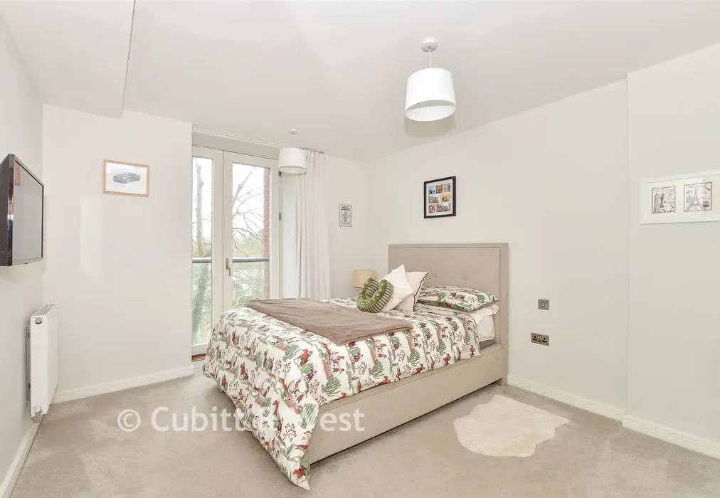 Bedroom 1 - Wood Street, East Grinstead, West Sussex - Wards of Kent