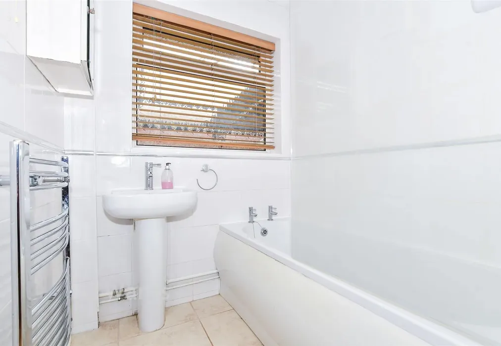 Bathroom - Penfold Way, Maidstone, Kent - Wards of Kent