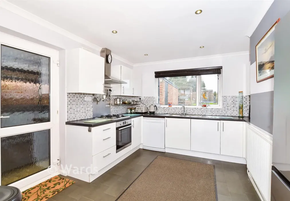 Kitchen - Penfold Way, Maidstone, Kent - Wards of Kent