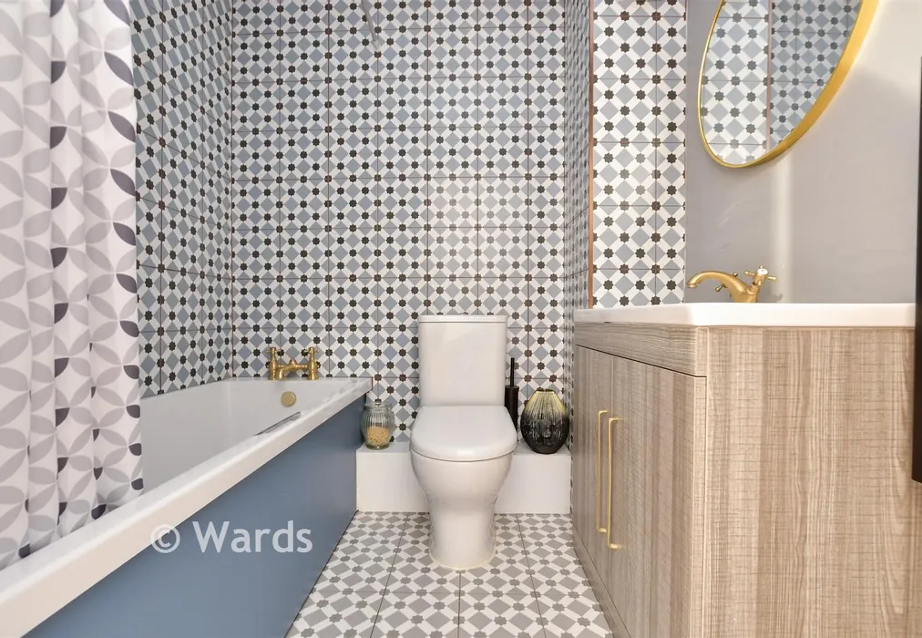 Bathroom - Granville Farm House, Ramsgate, Kent - Wards of Kent