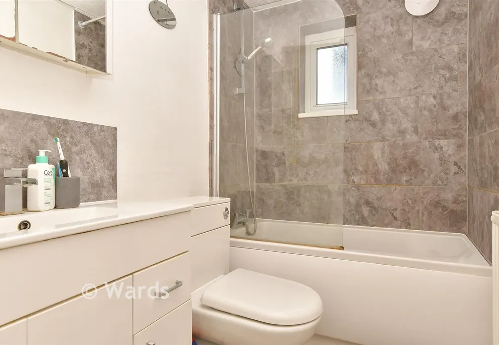 Bathroom - Gardiner Street, Gillingham, Kent - Wards of Kent