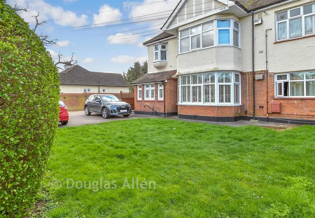 Front Garden - Westmoreland Avenue, Hornchurch, Essex - Wards of Kent