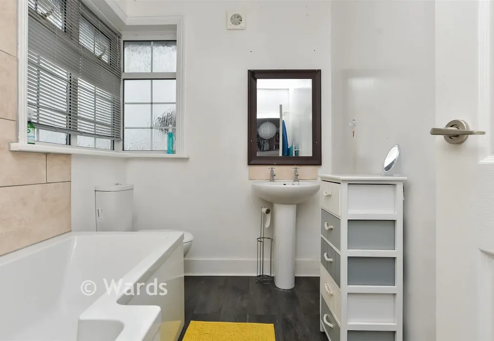 En-Suite - Queens Road, Broadstairs, Kent - Wards of Kent