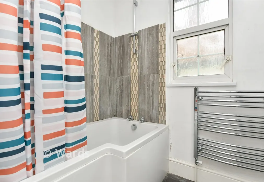 Bathroom - Queens Road, Broadstairs, Kent - Wards of Kent