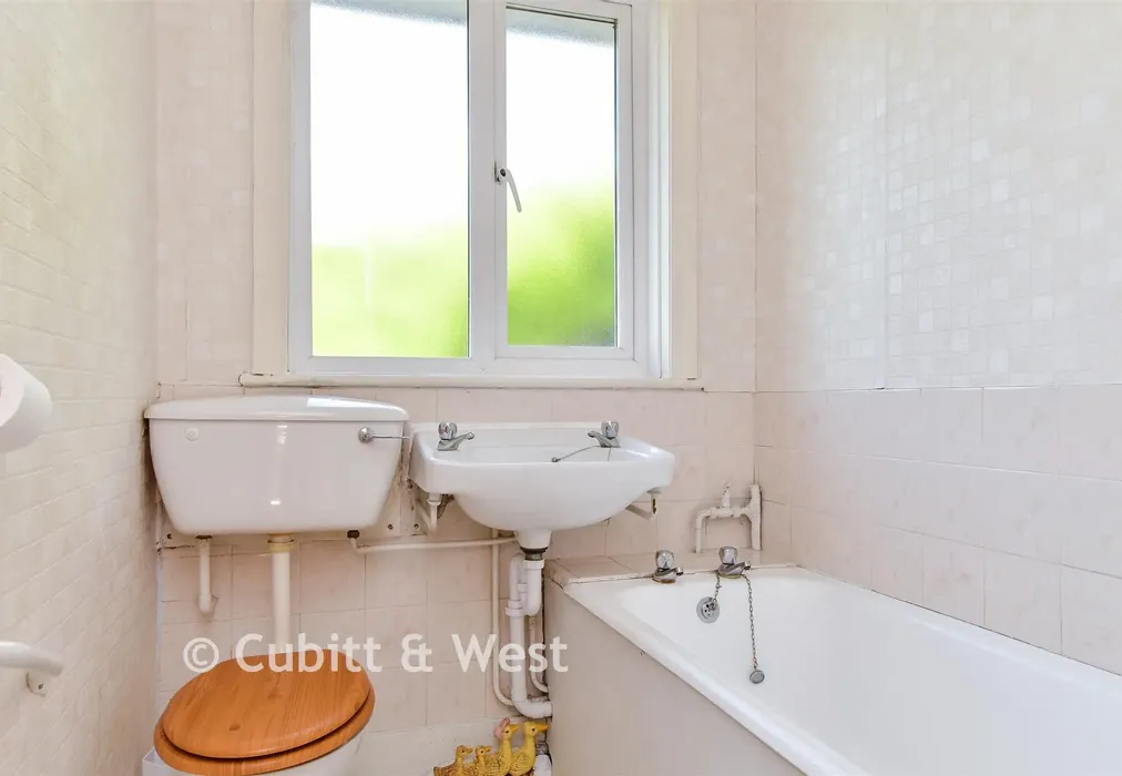 Bathroom - Balfour Road, Brighton, East Sussex - Wards of Kent