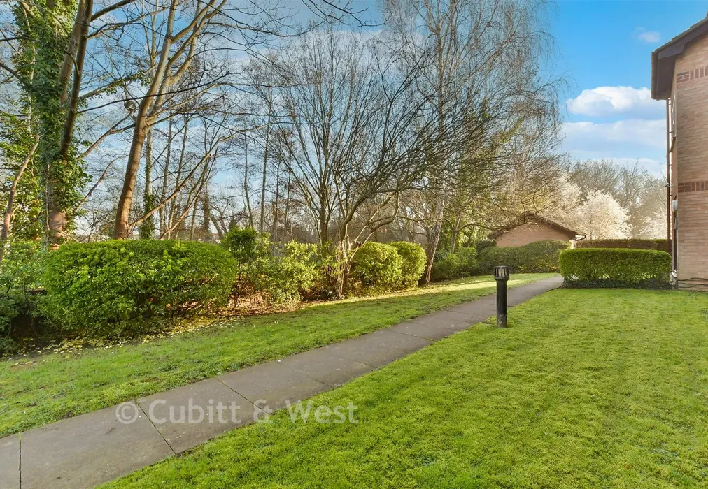 Communal Gardens - Whelan Way, Wallington, Surrey - Wards of Kent
