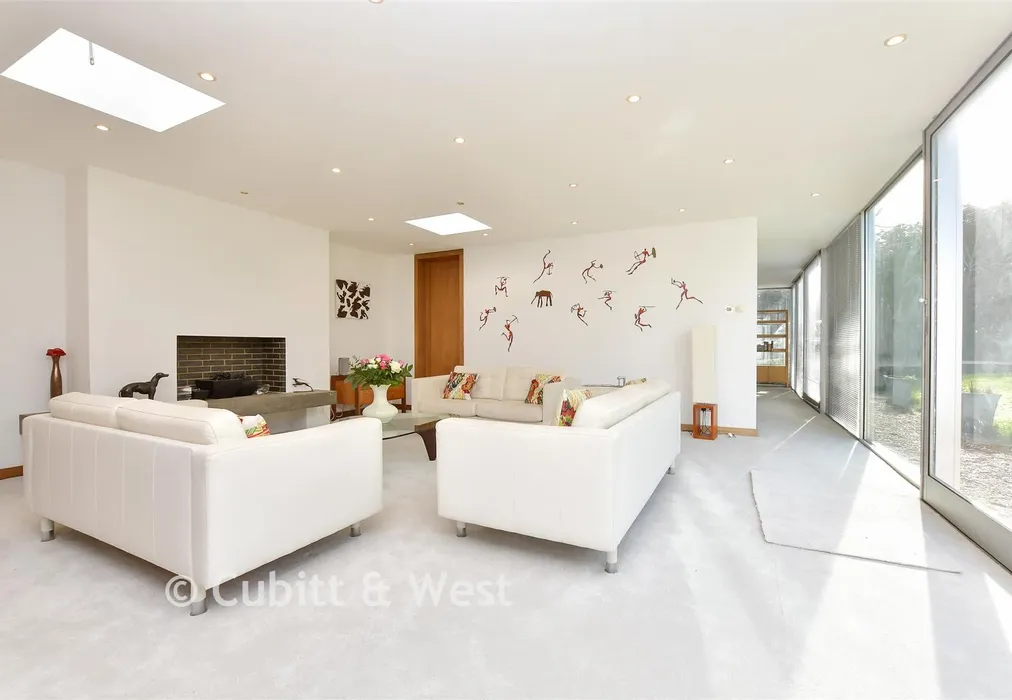 Family Room - Epsom Road, Ashtead, Surrey - Wards of Kent