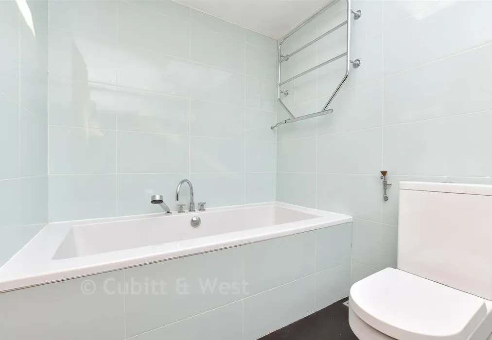 En-Suite Bathroom - Epsom Road, Ashtead, Surrey - Wards of Kent
