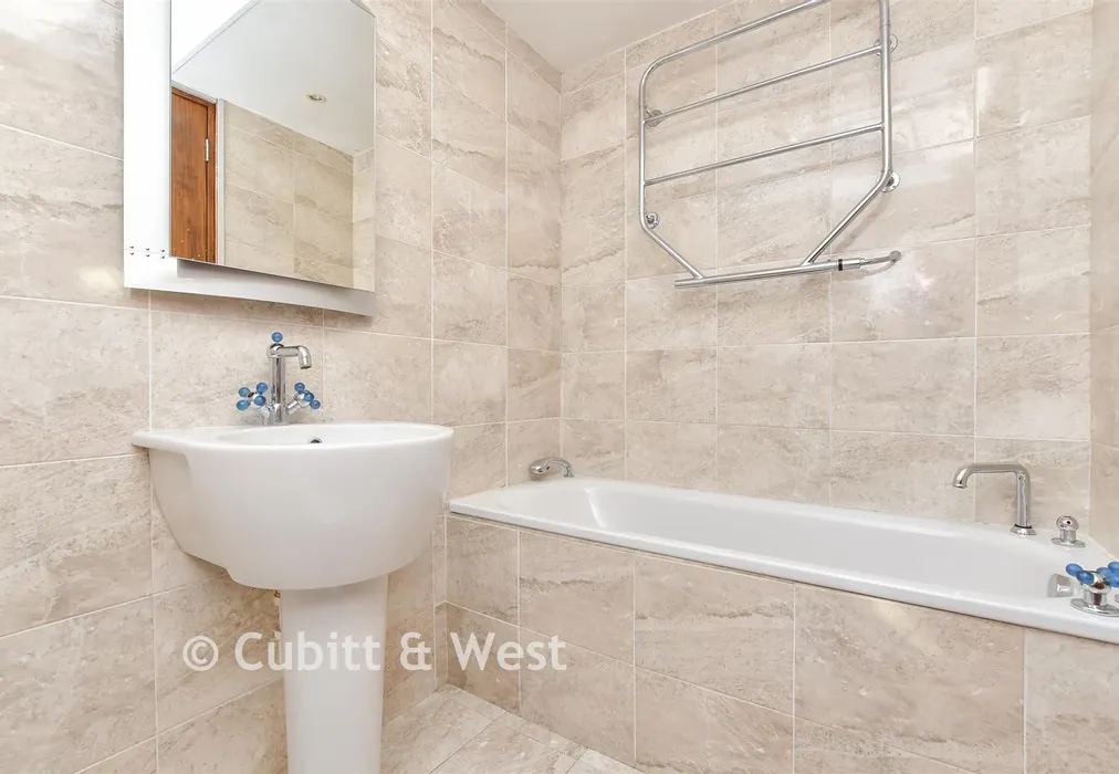 Bathroom - Epsom Road, Ashtead, Surrey - Wards of Kent