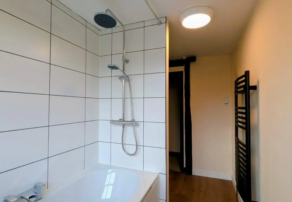 Bathroom - Headcorn Road, Smarden, Kent - Wards of Kent