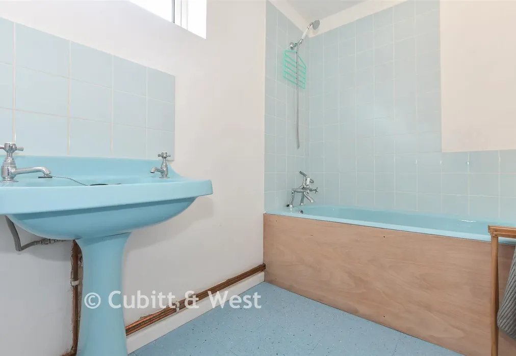 Bathroom - Ockley Way, Hassocks, West Sussex - Wards of Kent