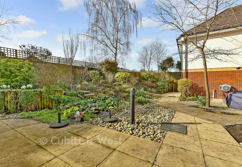 Communal Gardens - Prices Lane, Reigate, Surrey - Wards of Kent