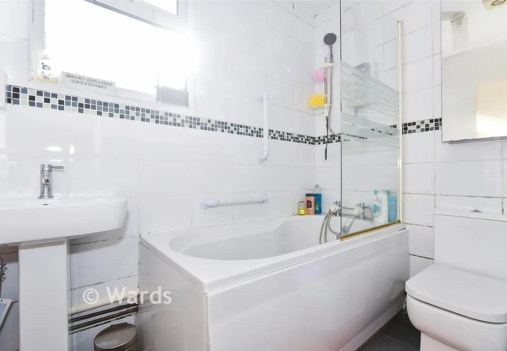 Bathroom - Foley Street, Maidstone, Kent - Wards of Kent