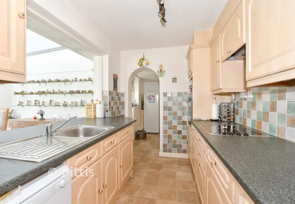 Kitchen - Westlands, Totland Bay, Isle of Wight - Wards of Kent