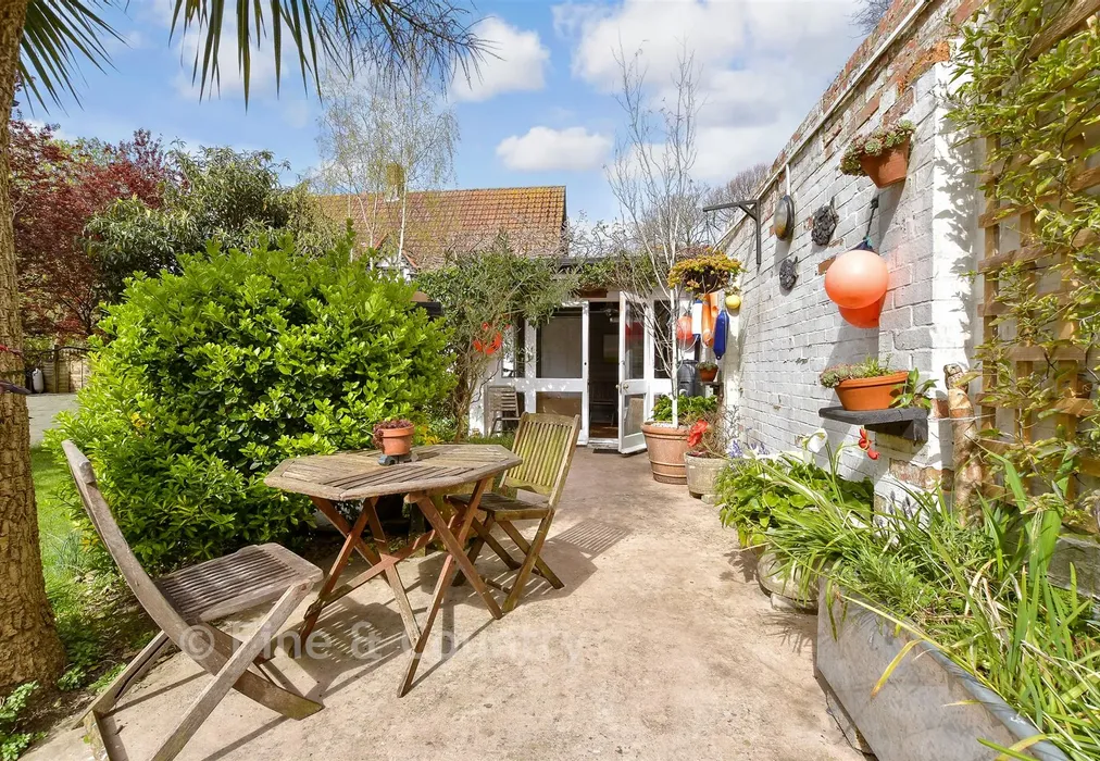 External Lifestyle Photograph - Madeira Road, Totland, Isle of Wight - Wards of Kent