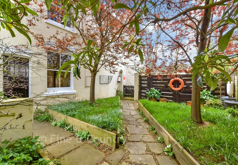 Side Garden - Madeira Road, Totland, Isle of Wight - Wards of Kent