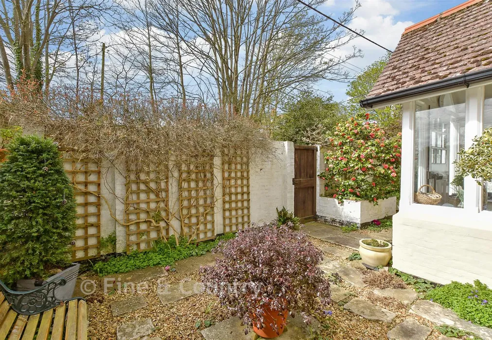 Front Garden - Madeira Road, Totland, Isle of Wight - Wards of Kent