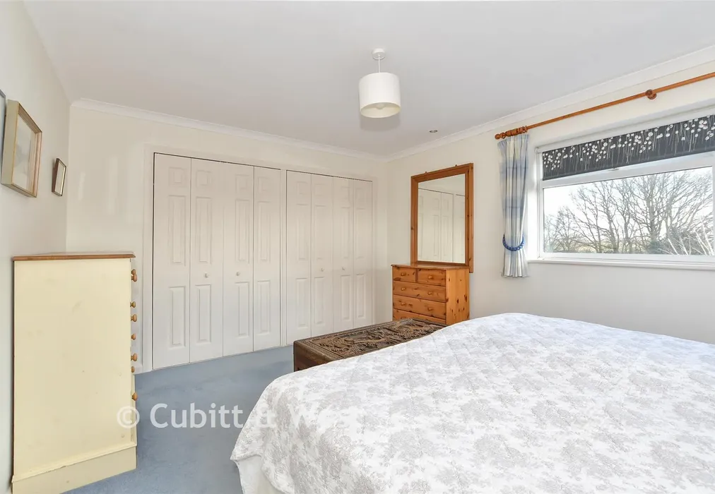 Bedroom 1 - Glebelands, Pulborough, West Sussex - Wards of Kent