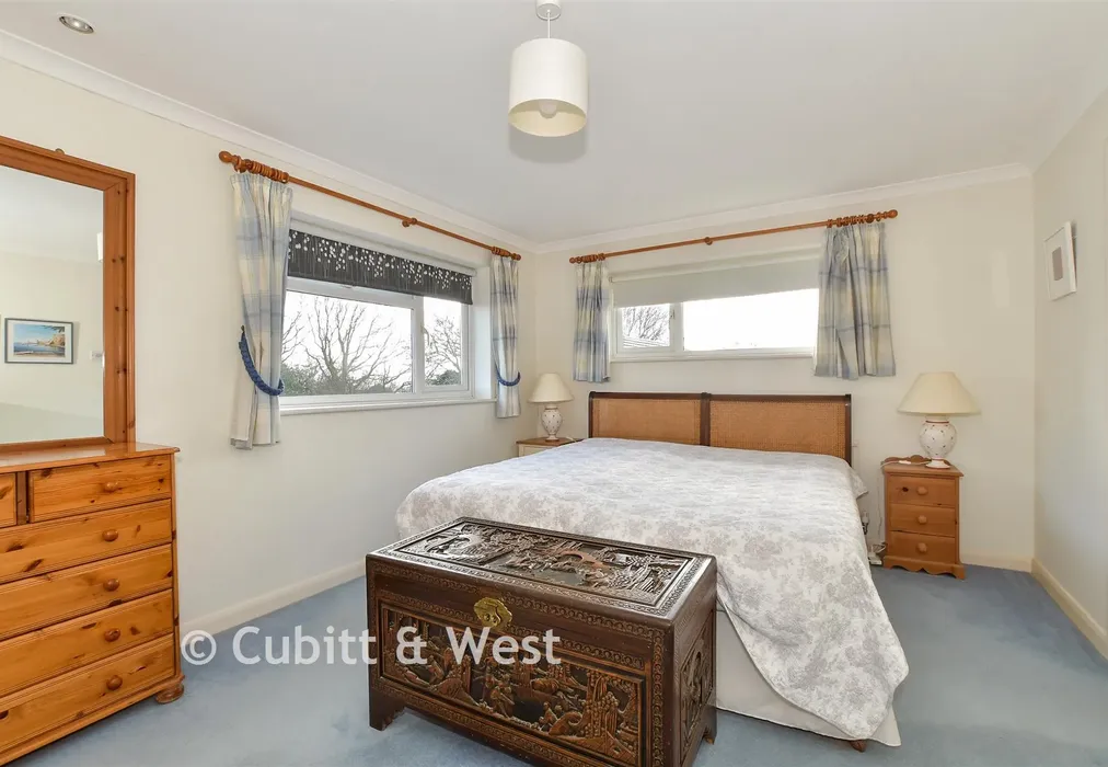 Bedroom 1 - Glebelands, Pulborough, West Sussex - Wards of Kent