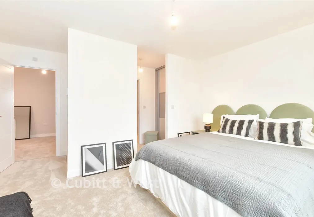 Bedroom 1 - Wittering Place, Lapwing Walk, West Wittering, West Sussex - Wards of Kent