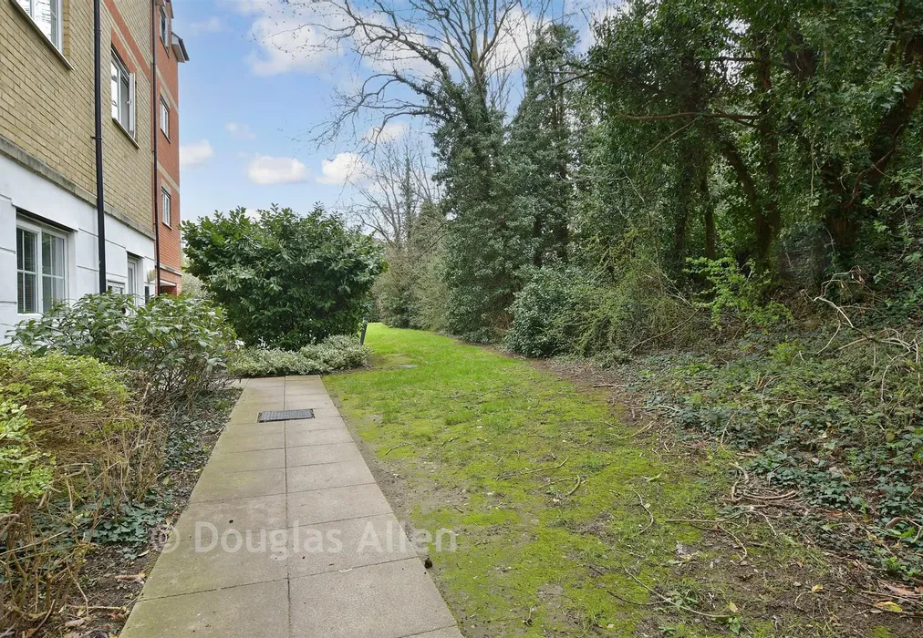Communal Gardens - Kendal, Purfleet, Essex - Wards of Kent