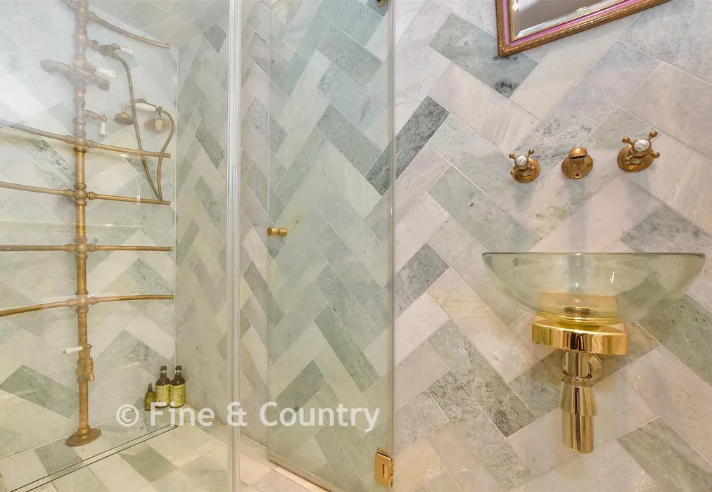 Shower Room - Stour Street, Canterbury, Kent - Wards of Kent