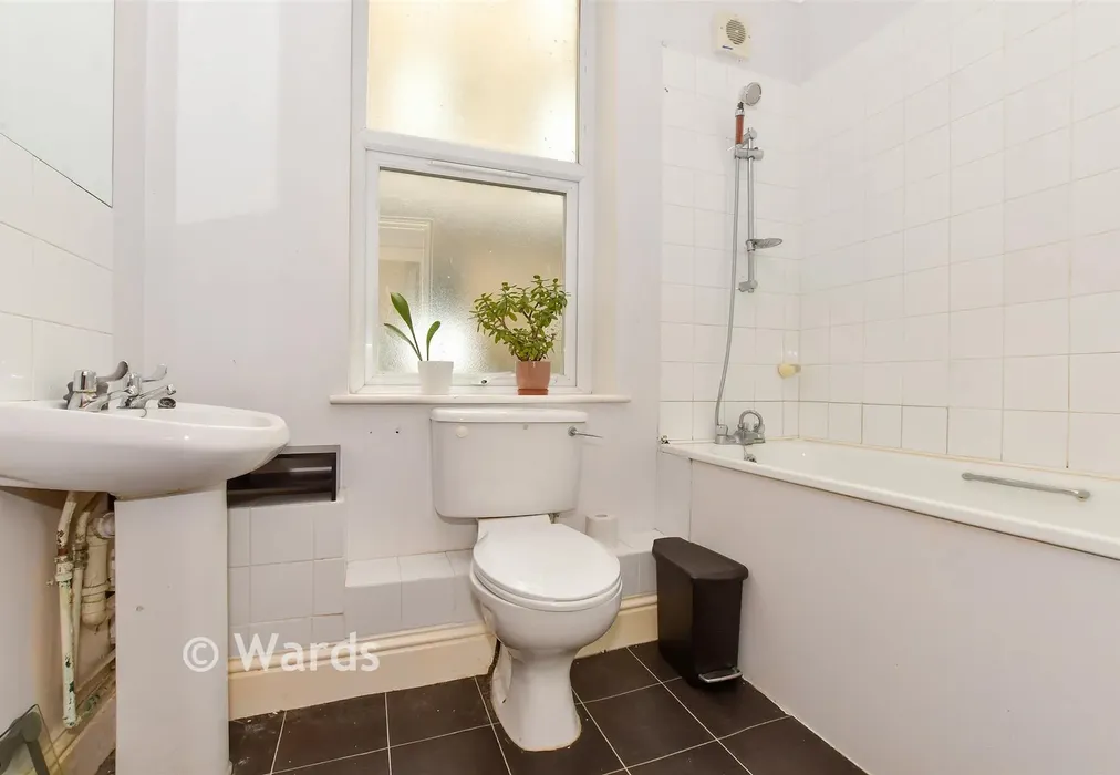 Bathroom - New Street, Dover, Kent - Wards of Kent