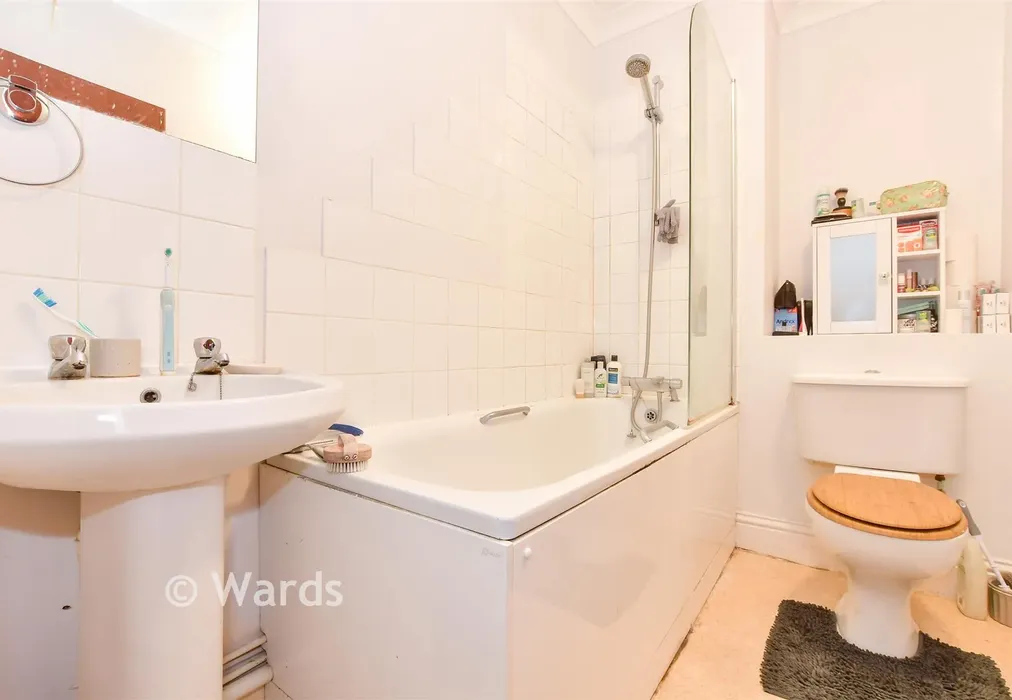 Bathroom - New Street, Dover, Kent - Wards of Kent