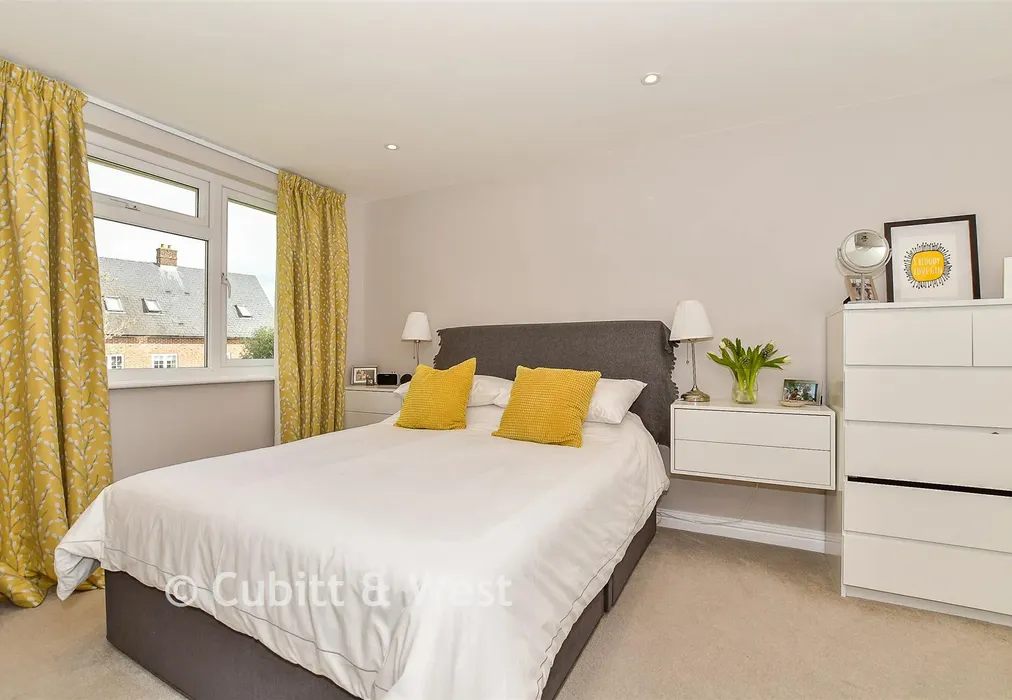 Bedroom 1 - Hillrise, Crowborough, East Sussex - Wards of Kent