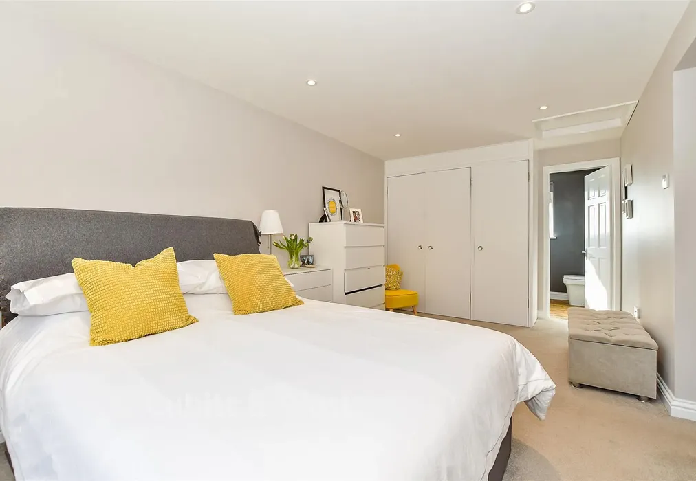 Bedroom 1 - Hillrise, Crowborough, East Sussex - Wards of Kent